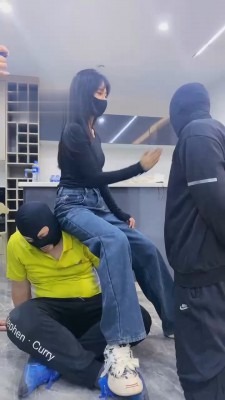 直播视频 《麋鹿银儿》多奴多S-物化座椅/狂抽耳光/舔脏鞋/踩踏骑马/闻鞋闻袜 [48分56秒]