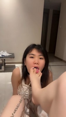 直播视频 《橘子没熟》母畜-开口器强制舔脚/转胯遛弯 [30分19秒]