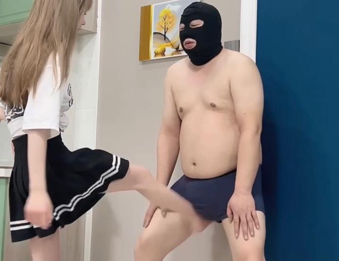 不良女学生 《不良学院》碎蛋不良女学生生被富二代花重金请来踢碎自己蛋 狂踩D（上） [17分26秒]