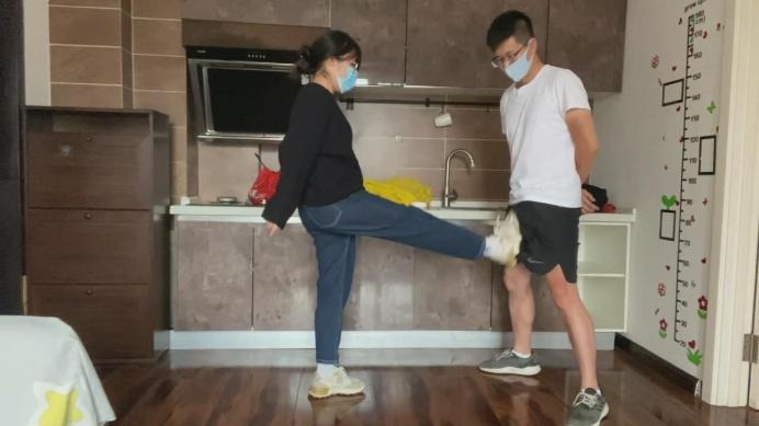 女王女主 首次踢裆！女同学很喜欢踢裆游戏 [12分18秒]