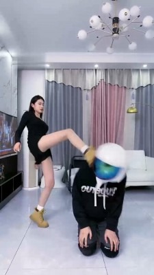直播视频 《麋鹿银儿》超暴力踢踹/闻臭白袜/人形马桶 [48分56秒]