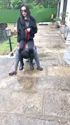 直播视频 《阮芷大大》户外犬化骑马爬行/藤条抽/长靴踩踏 [35分40秒]