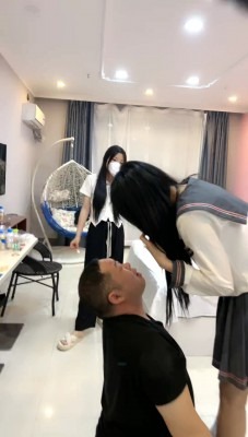 直播视频 《文文》3学生S暴打班主任-踢踹/轮流喂口水咀嚼物 [48分56秒]