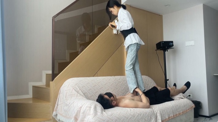 黑丝诱惑 《黑丝诱惑》素人篇：甜品店收银员希雯脏鞋踩床全体重踩脸 [48分56秒]