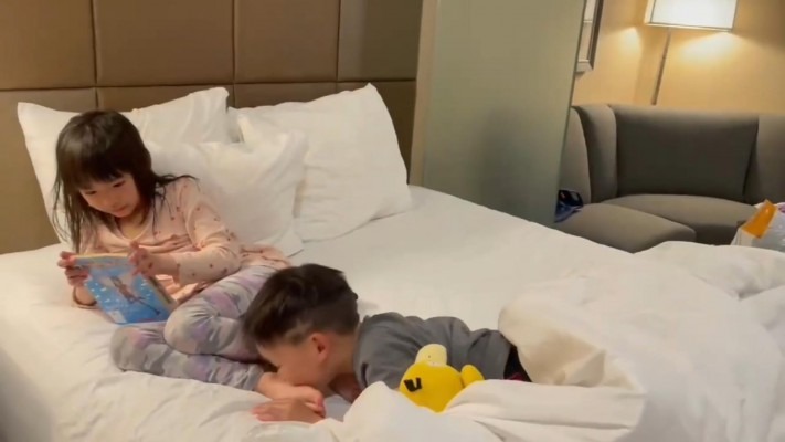 影视剧 臭弟弟玩耍时给姐姐舔脚 被姐姐一脚踩在脚下 爬起来还继续舔 也太爱姐姐了吧 [30分19秒]