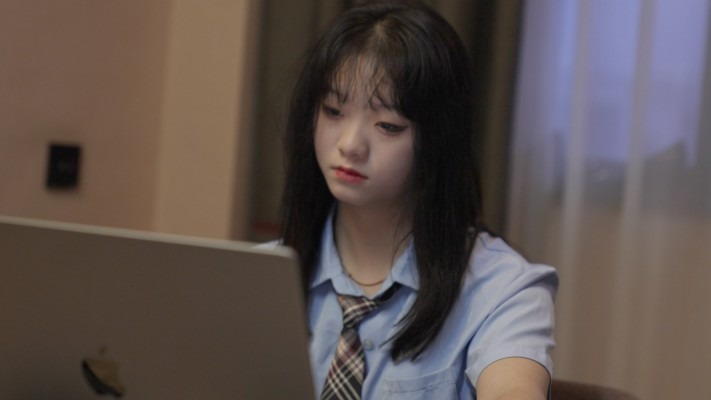 女王女主 《第5风格》鲨鱼酱边玩电脑边享受舔脚服务 [30分19秒]