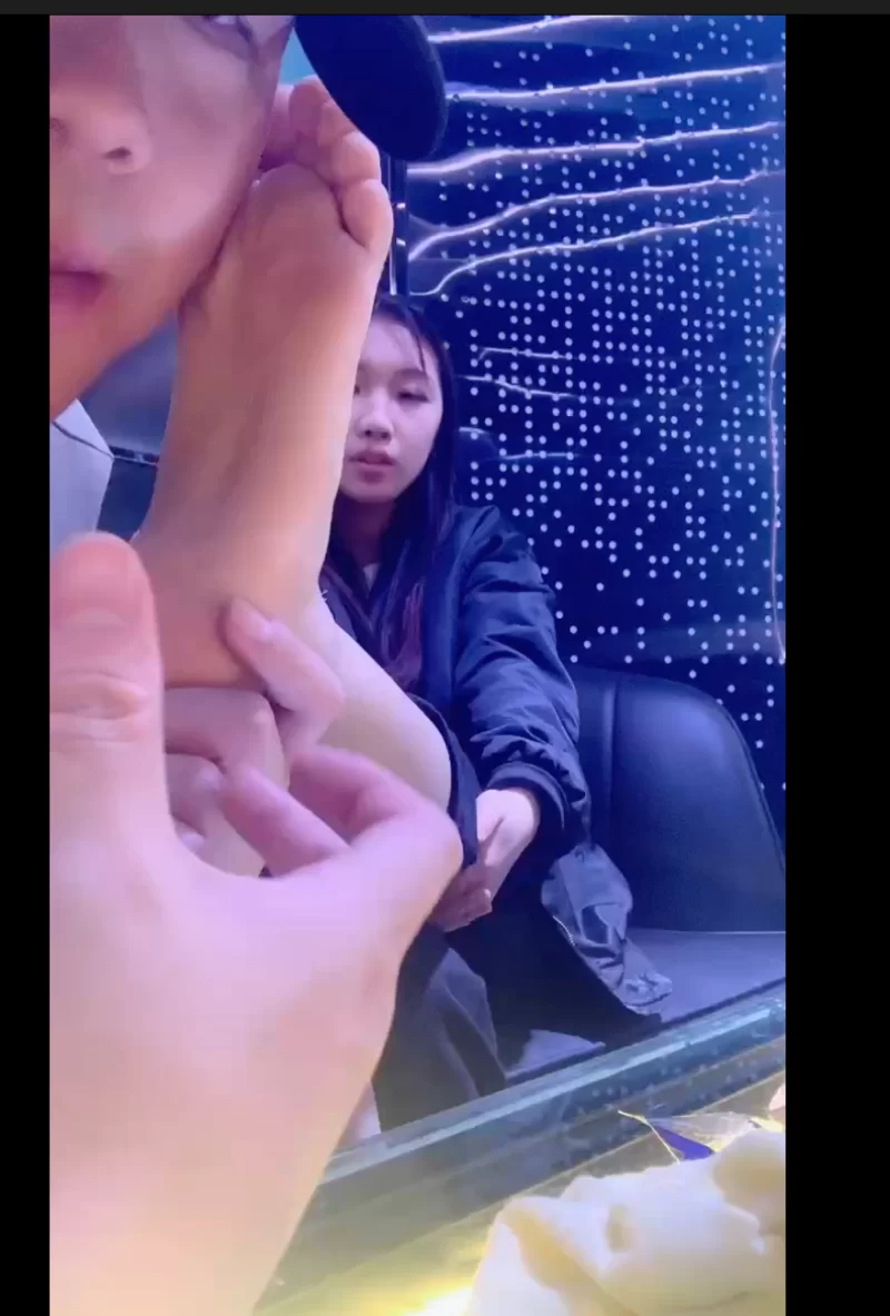 精神小妹 系列  足控 舔脚 调教 个个美女玉足（已补链） [34v-15.5GB]