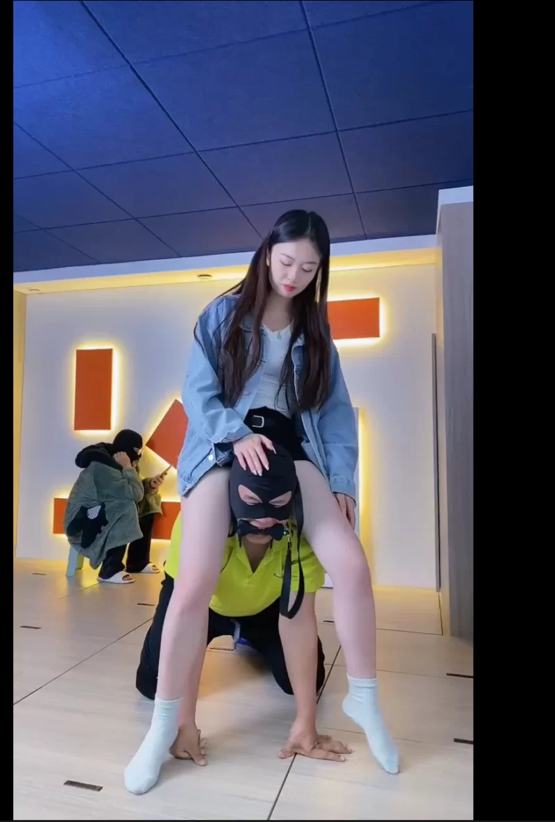 精神小妹 系列  足控 舔脚 调教 个个美女玉足（已补链） [34v-15.5GB]