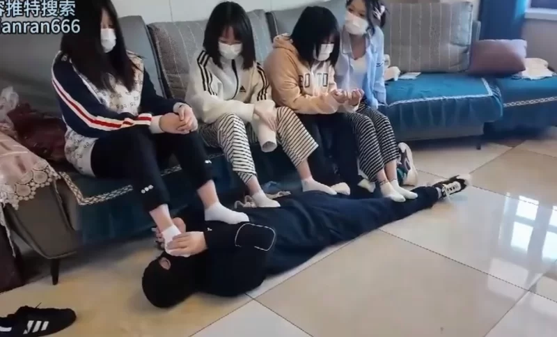 精神小妹 系列  足控 舔脚 调教 个个美女玉足（已补链） [34v-15.5GB]