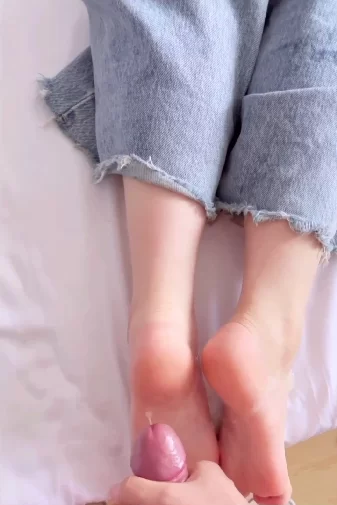 数位露脸女大JK制服给《阿森》穿着情趣网袜足交操完颜射 [10V-4.3GB]