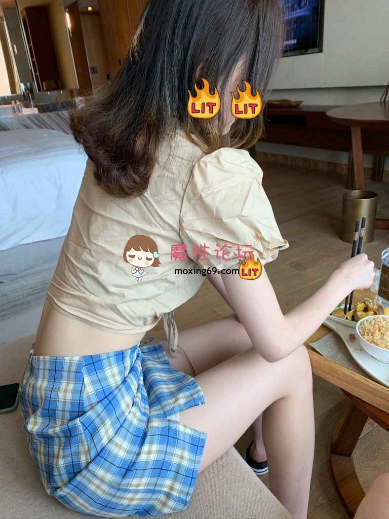 二次元COS约啪大师Maniacccccc，漫展结束就被金主拉去酒店深喉爆肏补充蛋白质[83V103P25.5G] [-]