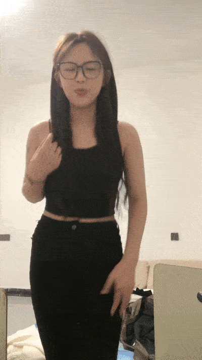 乖巧00後眼鏡嫩妹！給大家跳個舞！扭腰擺臀活力，脫光光大屁股，特寫騷逼，還挺粉嫩 [-]