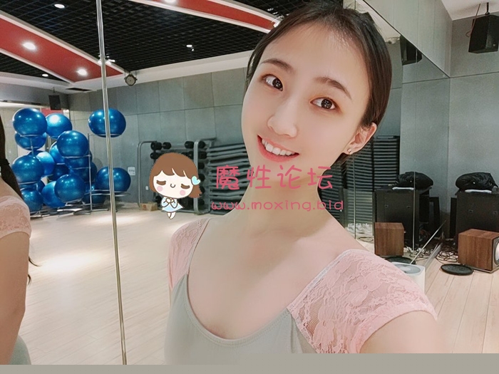 《前女友》分手后流出的51套情侣《92V+438P/2G》《度盘》 [-]