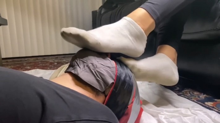 欧美调教 AJ汗湿脏白袜玉足踩脸脚窒息 汗脚搓鼻孔吸味除臭 重口味恋足调教脚奴 足戒脚戒 [11分53秒]
