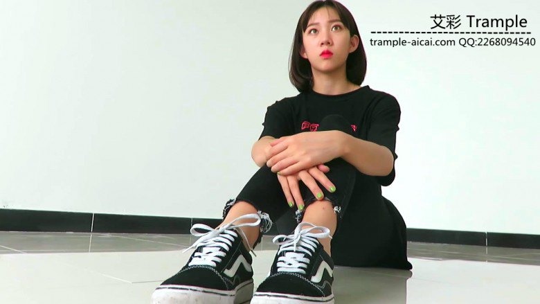 00后天使女主 舔00后天使女主棉船袜裸足玉足！ [17分37秒]