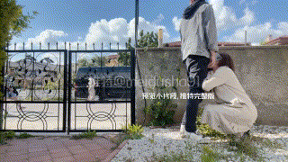 挑战羞耻极限人前全裸丝袜口交美腿娇妻在人来人往两米处为单男口交被操到潮吹死死捂住 [-]