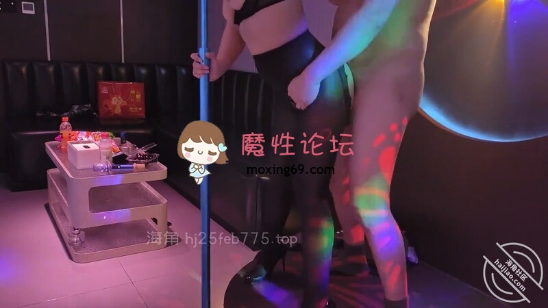 海角大神KTV里爆操唱歌中的嫂子，大胆挑战边叫边唱歌，开档黑丝后入淫叫回荡[1V678M][BT] [-]