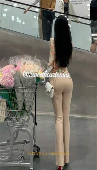 ✈️不是高颜值我不发✈️最新流出 超高颜值170模特双女神㊙️Sweetheartomns㊙️挑战商区人前露出《286M+115ED2K》 [-]