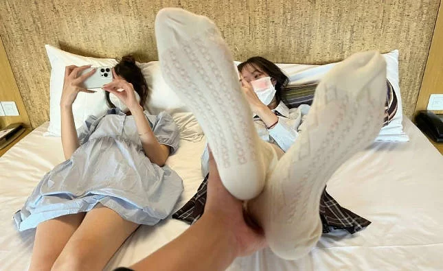 《学生妹足拍》大神与粉丝众筹 重金诱惑学生妹下海足拍 [267V+370P-1.24GB]