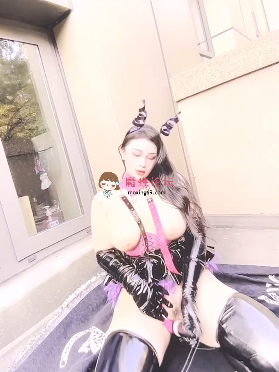 微博豪乳肥臀芷儀G寶穿吊帶黑絲露臉道具自慰被金主暴肏／巨乳嫩模潘嬌嬌陽台搔首弄姿揉玩傲人雙峰等[8.8G14VBT] [-]