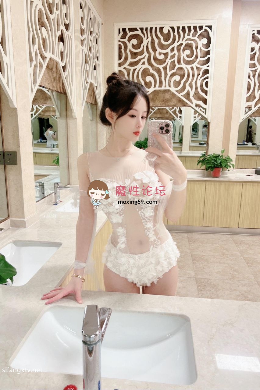 《无需软妹币》二月最新❤️抖音极品反差婊10万粉梁嘉怡凉不了图影泄密流出《19V＋7P/292MB》夸克 [-]