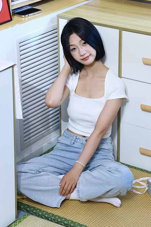 绮梦摄影-Light-性感牛仔裤白棉袜[326P1V-2.24G百度网盘] [326p1v-2.24GB]