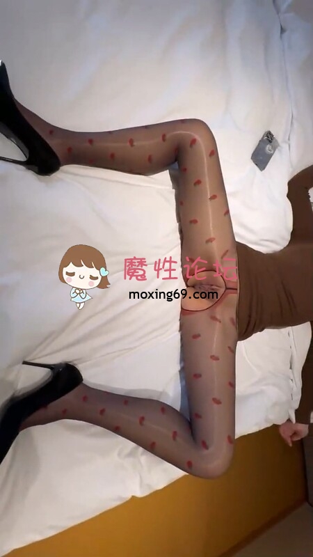 绿帽灌醉老婆包臀无内露出勾引好兄弟实录朋友妻不客气一起3P轮操淫妻调教成淫荡的玩物[1V561M][BT] [-]