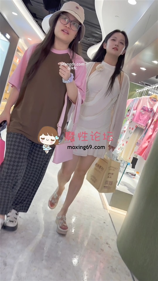 《KFC》短裙靓女和闺蜜逛街。无痕内内前后CD [-]