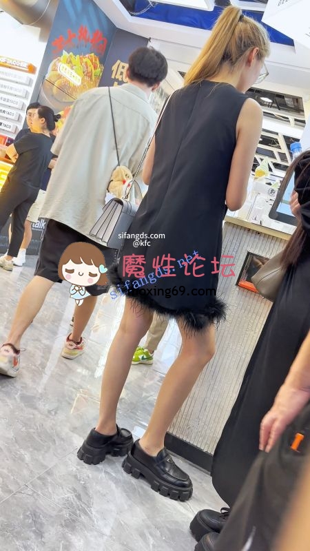 《KFC》长裙眼镜妹和闺蜜逛街买小吃。粉红色骚宅内前后CD [-]