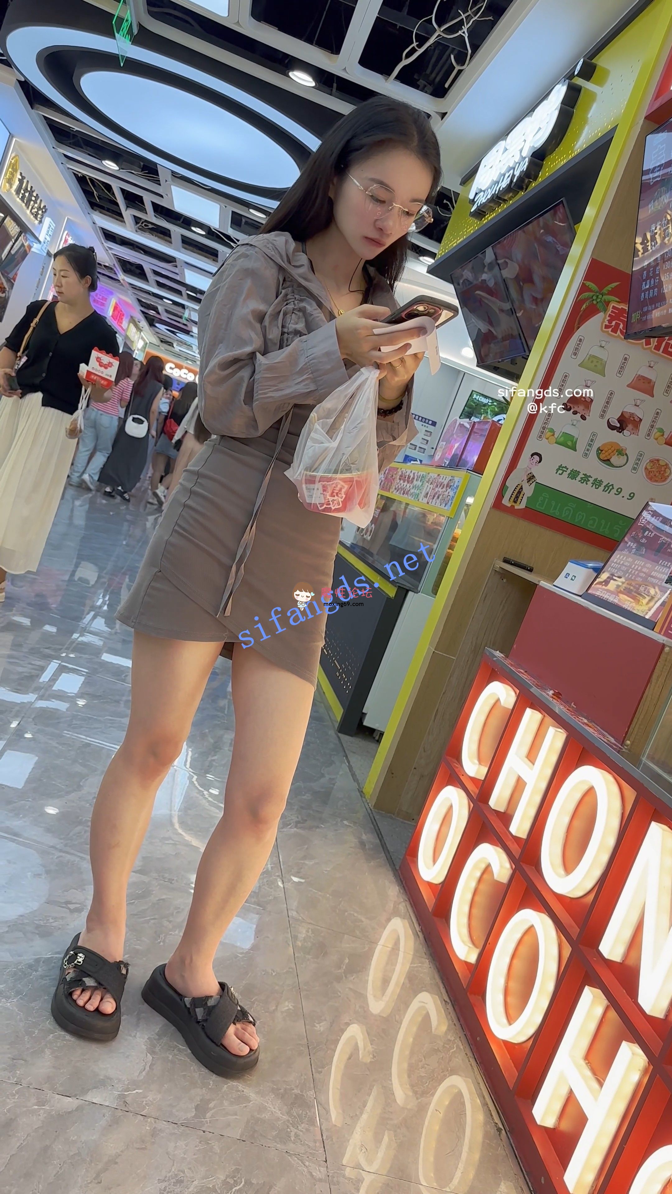 《KFC》包臀裙眼镜妹买小吃。白色内CD最后差点坐在相机上《1V+393M/百度》 [几V多大-]