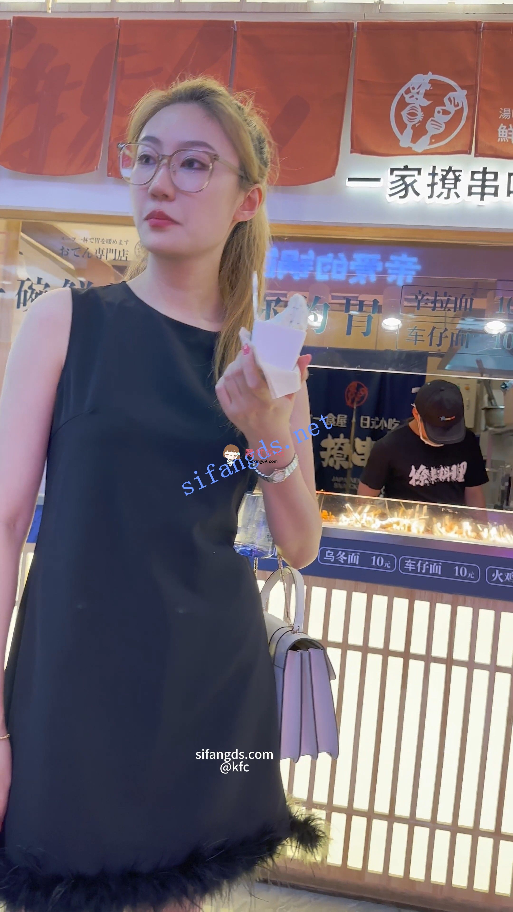《KFC》街拍 路人美女 抄底合集 / 顶级高清设备拍摄《19套+19.48G/百度》 [几V多大-]