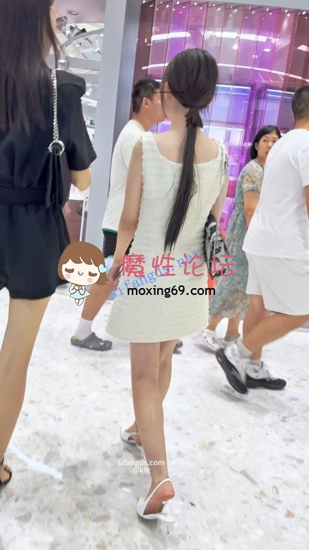 《KFC》刚做完丰唇的整容脸靓女。吊带长裙白色内逼处脏了 [几V多大-]