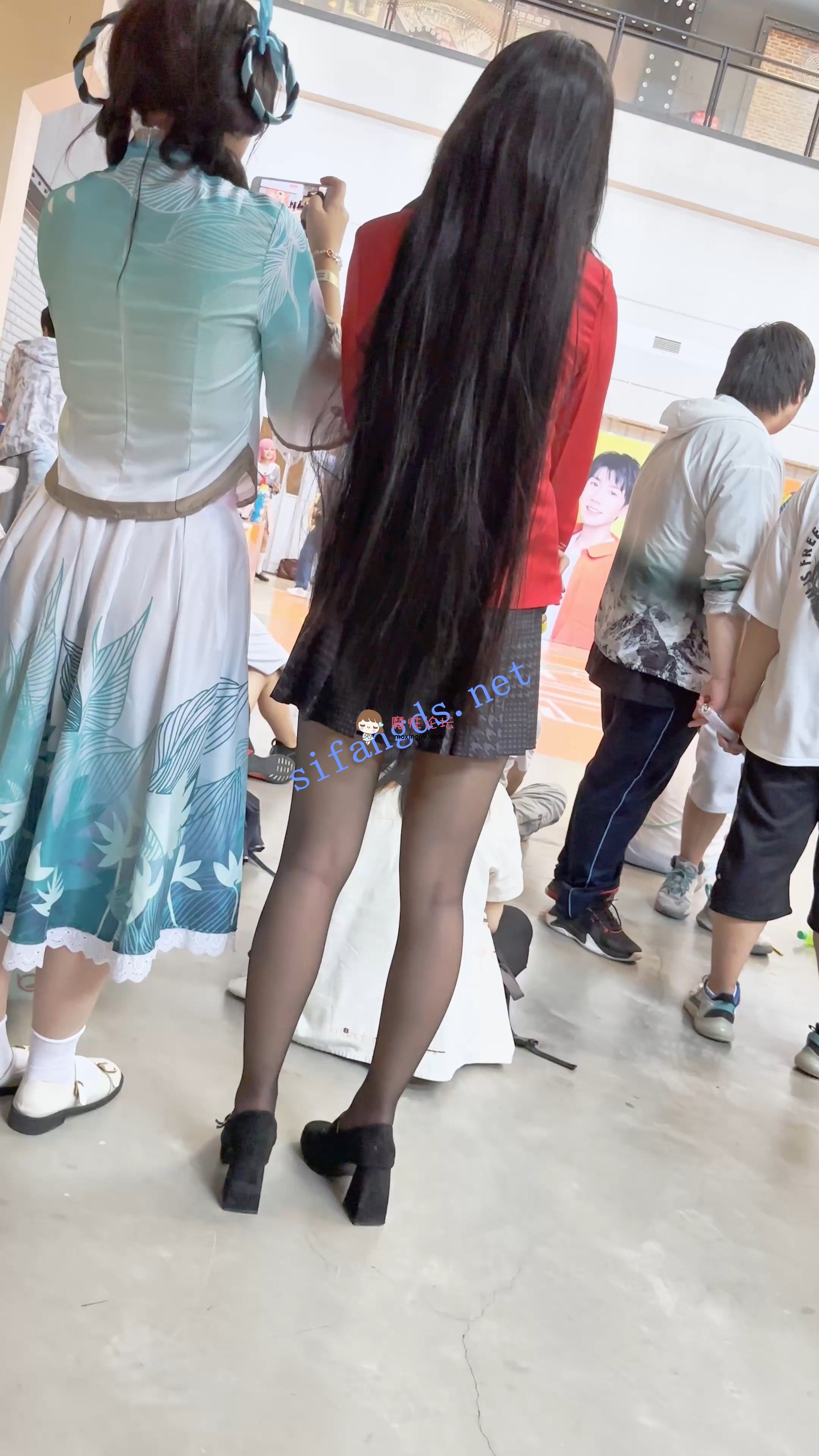 《KFC》学生妹coser和闺蜜逛街。黑丝白内跟拍被发现镜头 [-]
