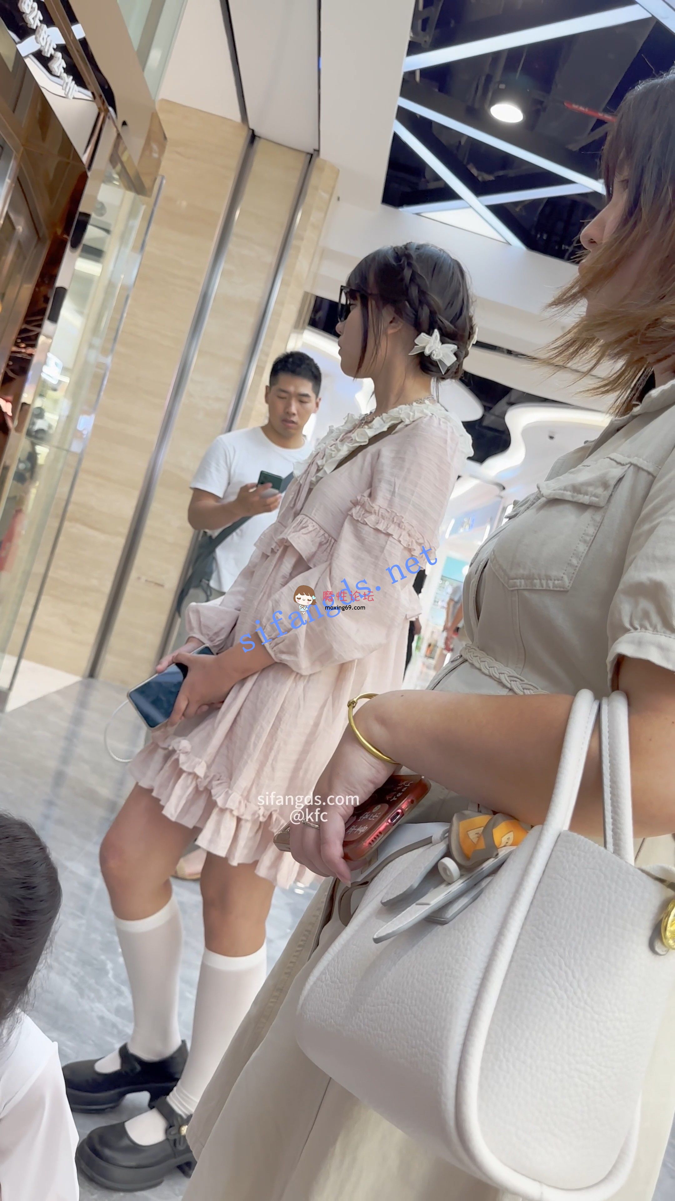 《KFC》学生妹独自逛街 ~ 白丝小腿袜~浅绿色透明内前后CD《1V+687M/百度》 [几V多大-]