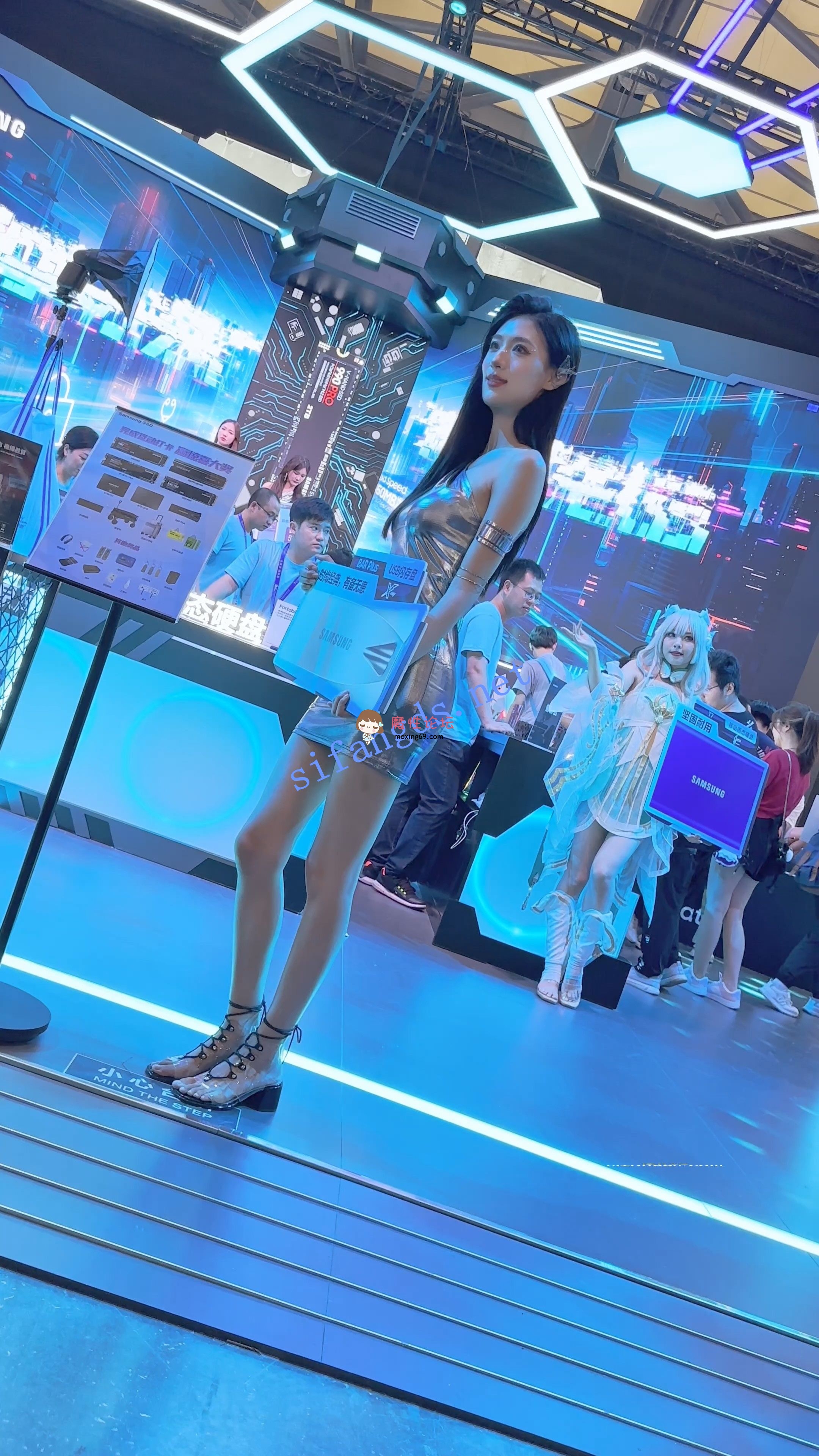 《KFC》展台模特举牌秀身材。紧身包臀裙白色内内前后CD《1V+308M/百度》 [几V多大-]