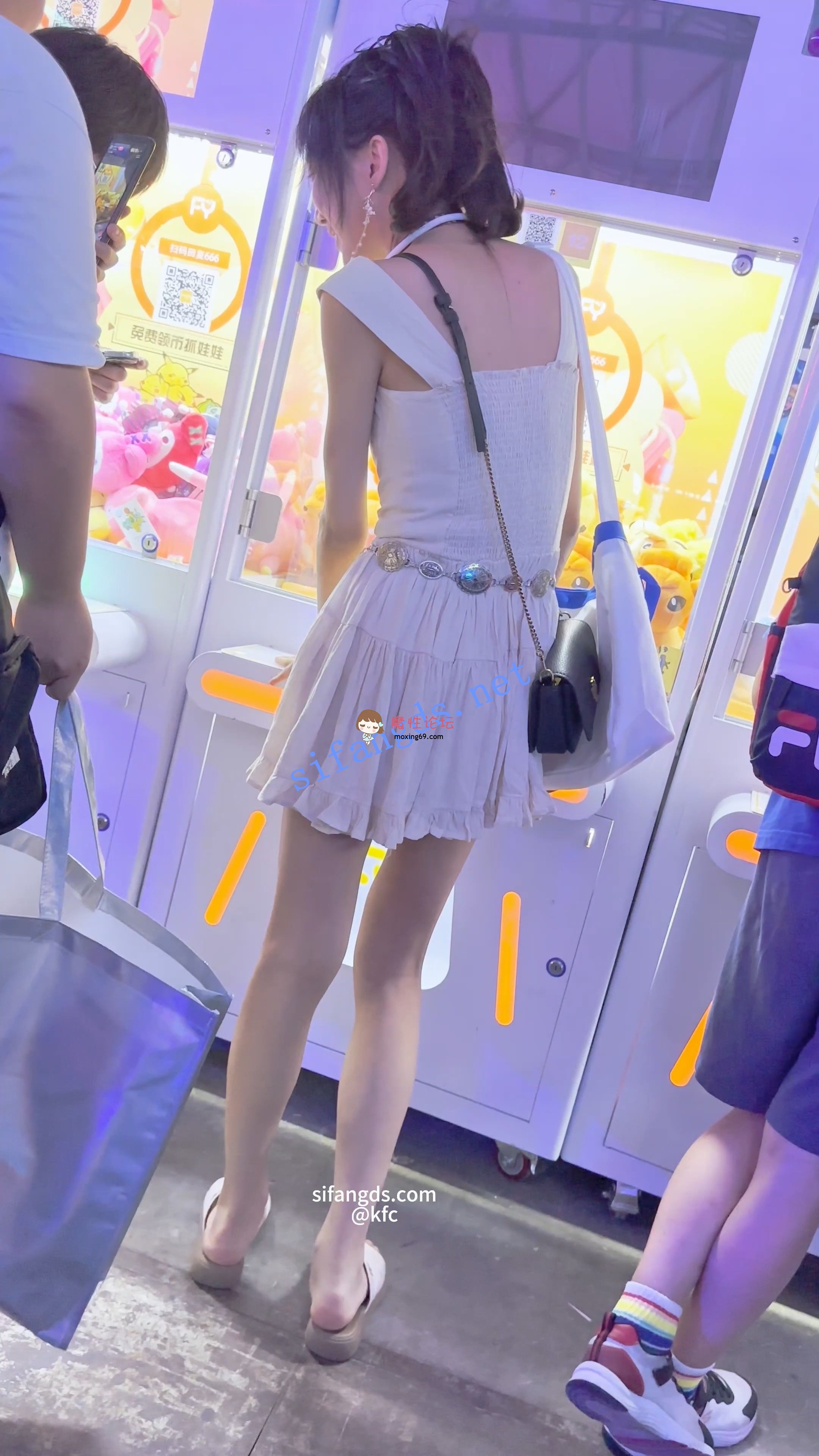 《KFC》女主播直播和大哥互动·一直在笑没发现裙下被CD漏毛《1V+731M/百度》 [-]