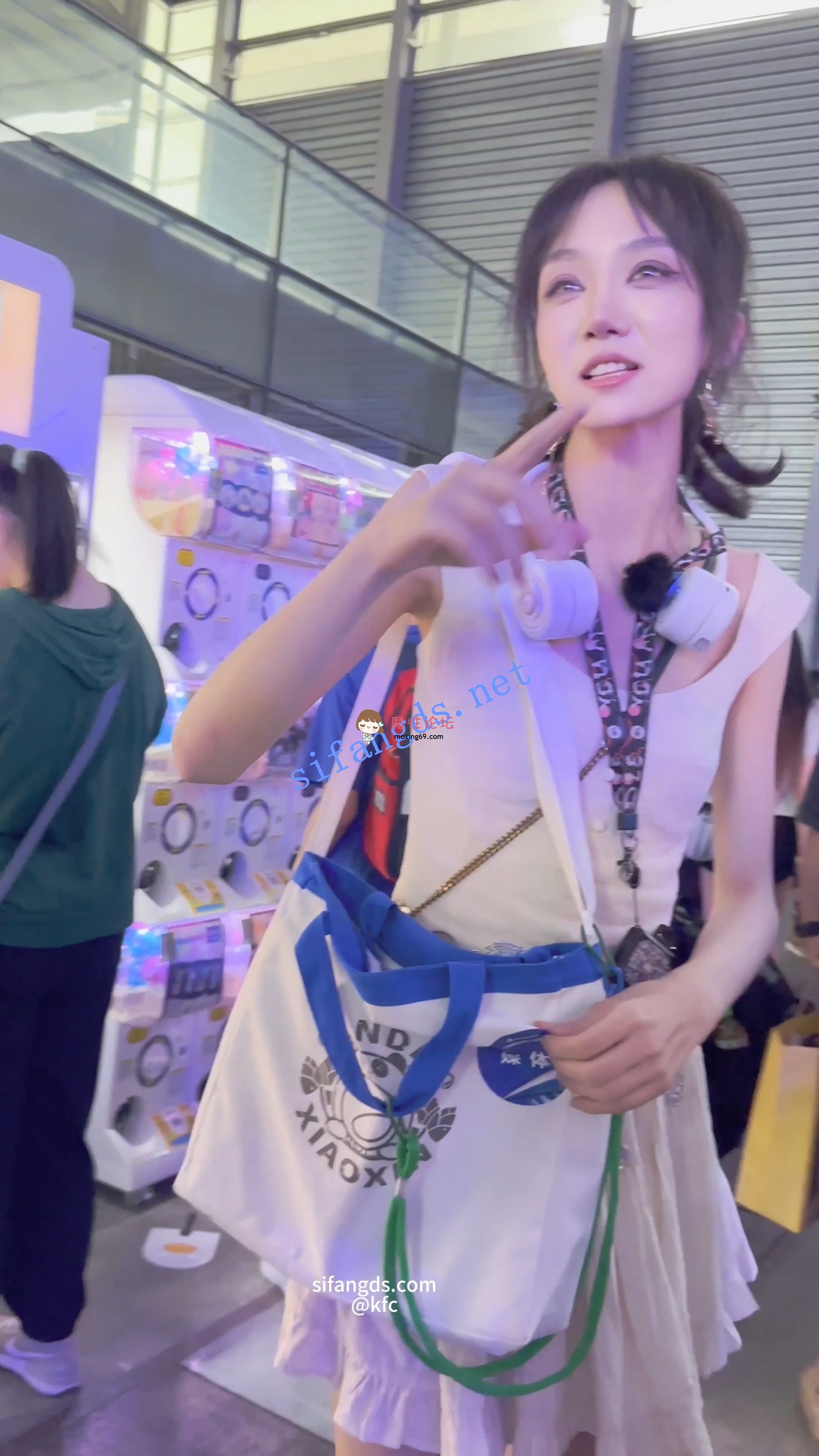 《KFC》女主播直播和大哥互动·一直在笑没发现裙下被CD漏毛《1V+731M/百度》 [-]