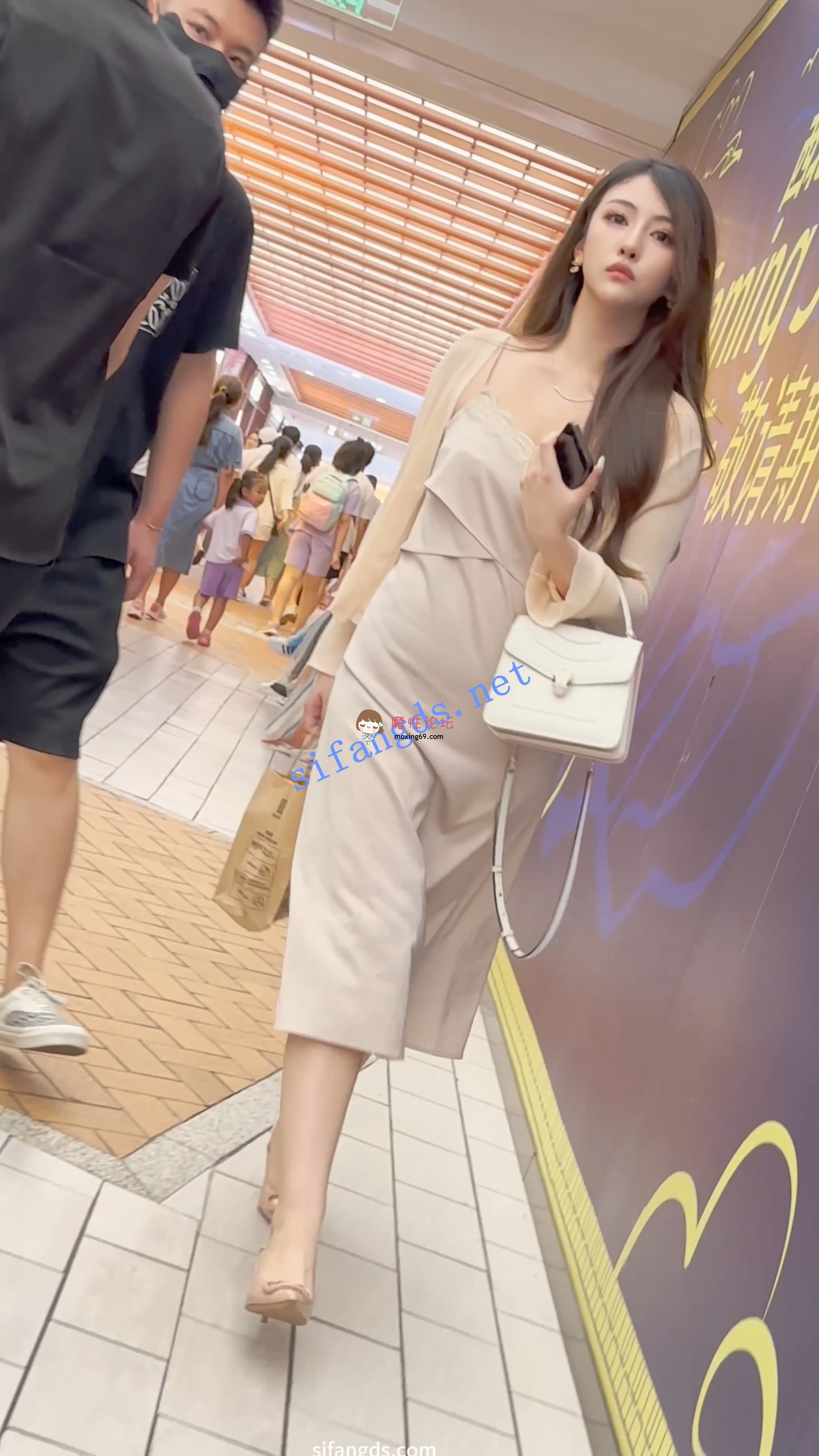 《KFC》⭐无内模特级美女逛街。气质长裙翘臀。露了一点毛 《1v/1.2G/百度云》 [-]