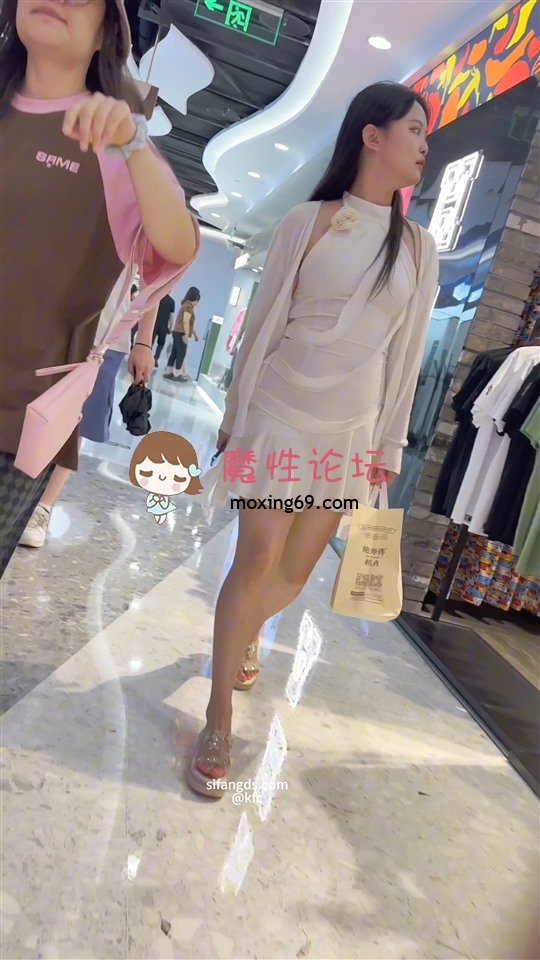 《KFC》短裙靓女和闺蜜逛街。无痕内内前后CD [-]
