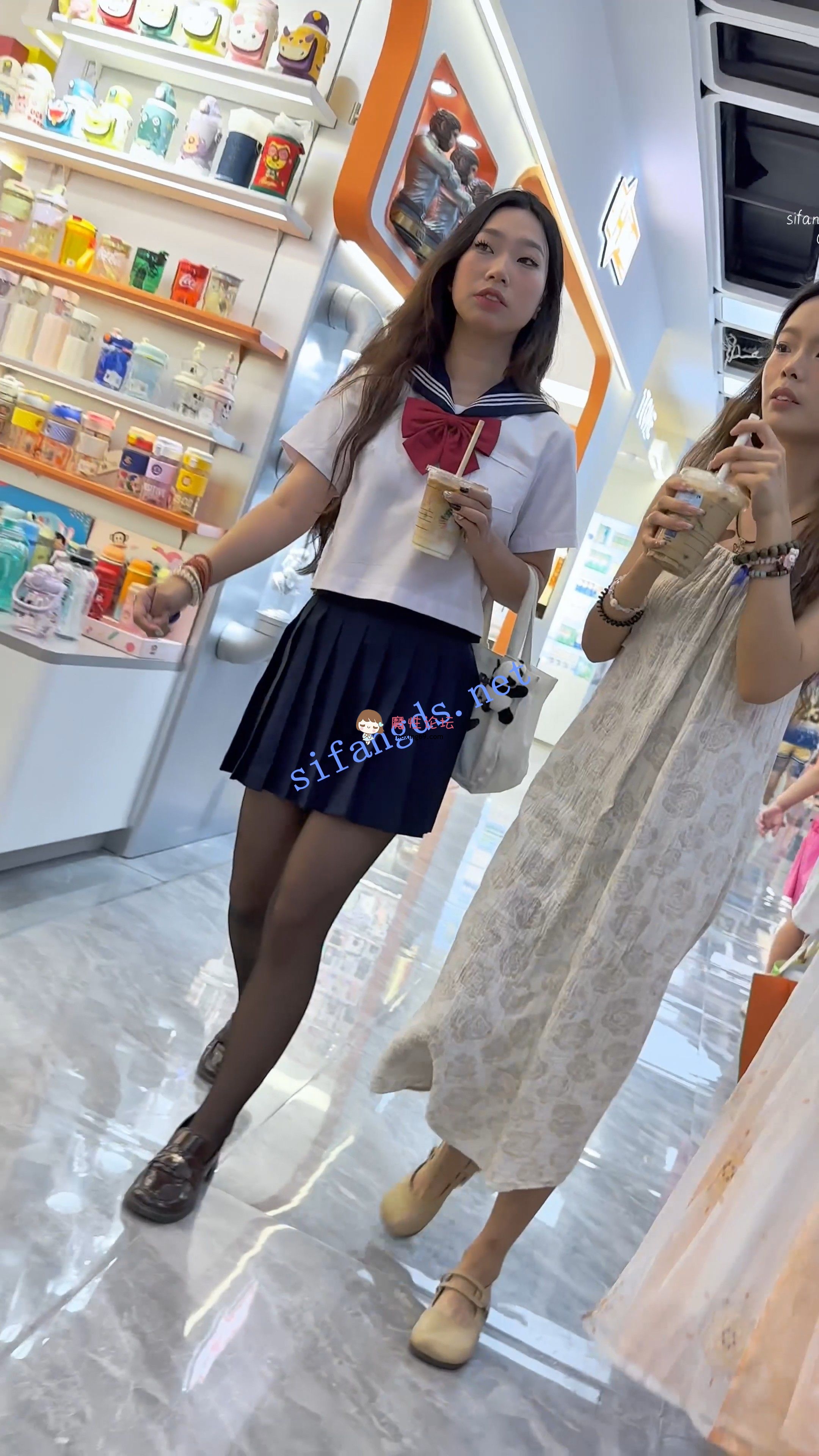 《KFC》JK制服学生妹和闺蜜逛街。黑丝水手服黑内前后CD《1V+1.14G/百度》 [几V多大-]
