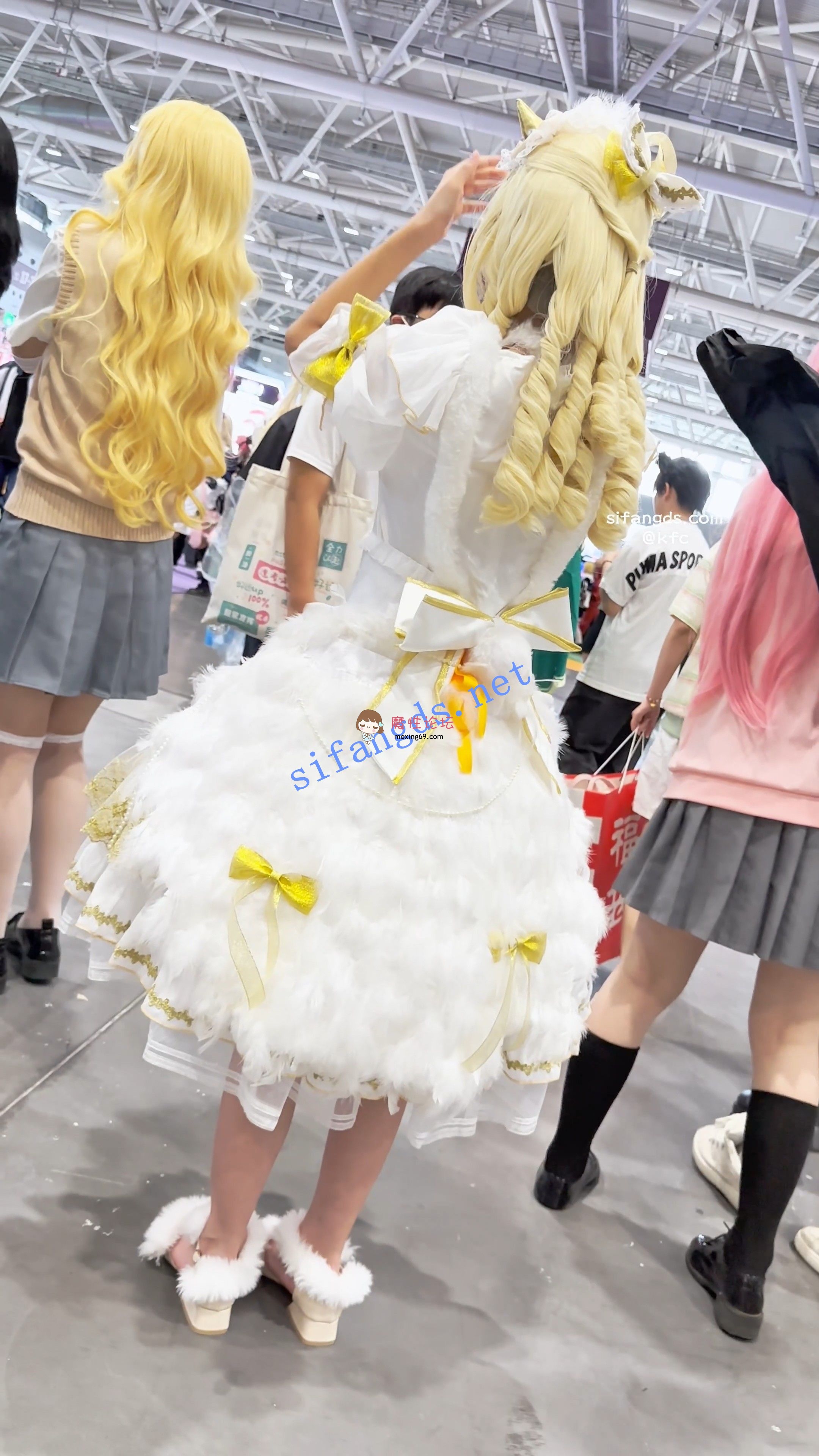 《KFC》学生妹COSER和朋友逛街。白色可爱内把B夹出一条缝《1V+441M/百度》 [几V多大-]