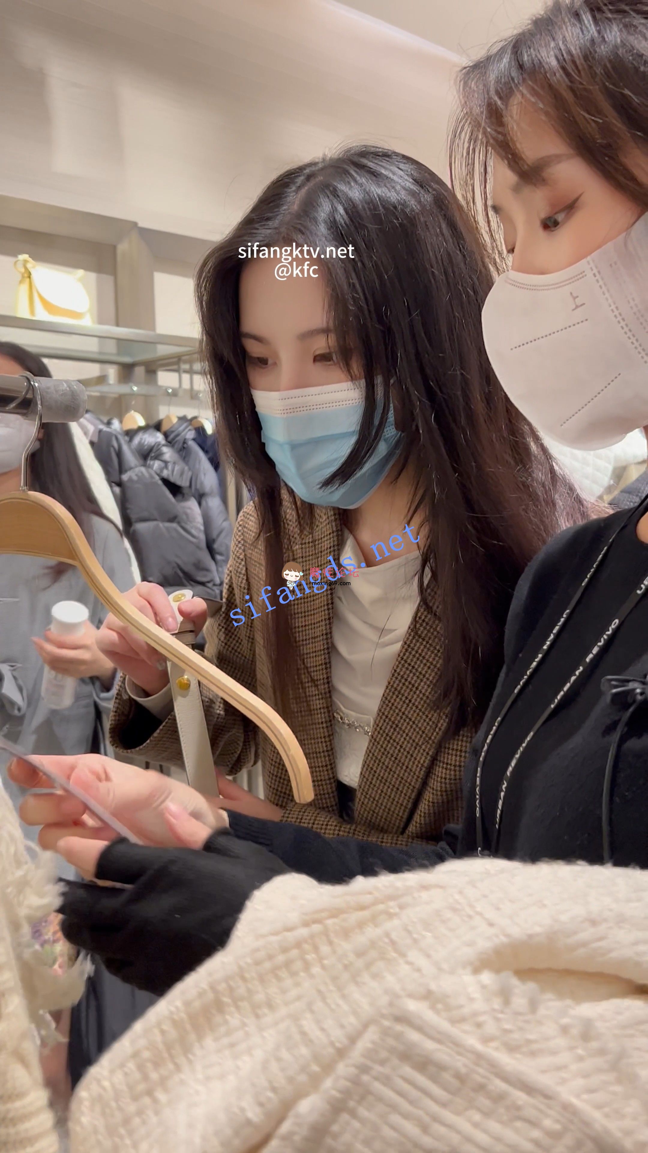《KFC》⭐极品靓女和闺蜜一箭双雕，骚窄内劈开腿，翘屁股CD《1v/5G/百度云《 [-]