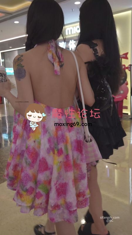 《KFC》刚做完丰唇的整容脸靓女。吊带长裙白色内逼处脏了 [几V多大-]