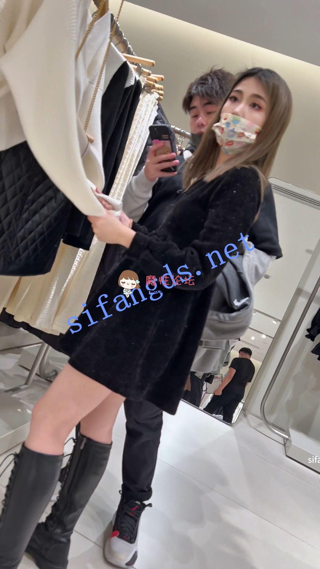 《 KFC 》长裙靓女试衣服..男友全程玩手机..放任女友被前后CD《1v/1.6G/百度云》 [-]