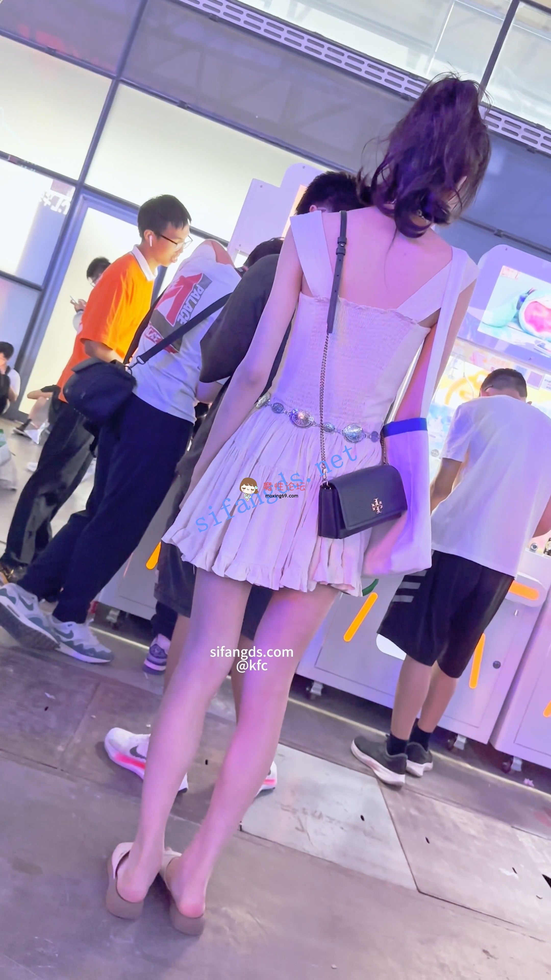 《KFC》女主播直播和大哥互动·一直在笑没发现裙下被CD漏毛《1V+731M/百度》 [-]