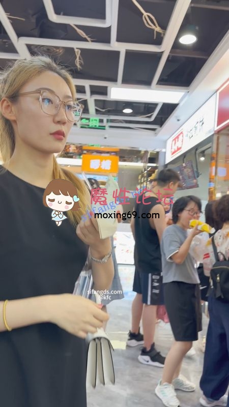 《KFC》长裙眼镜妹和闺蜜逛街买小吃。粉红色骚宅内前后CD [-]