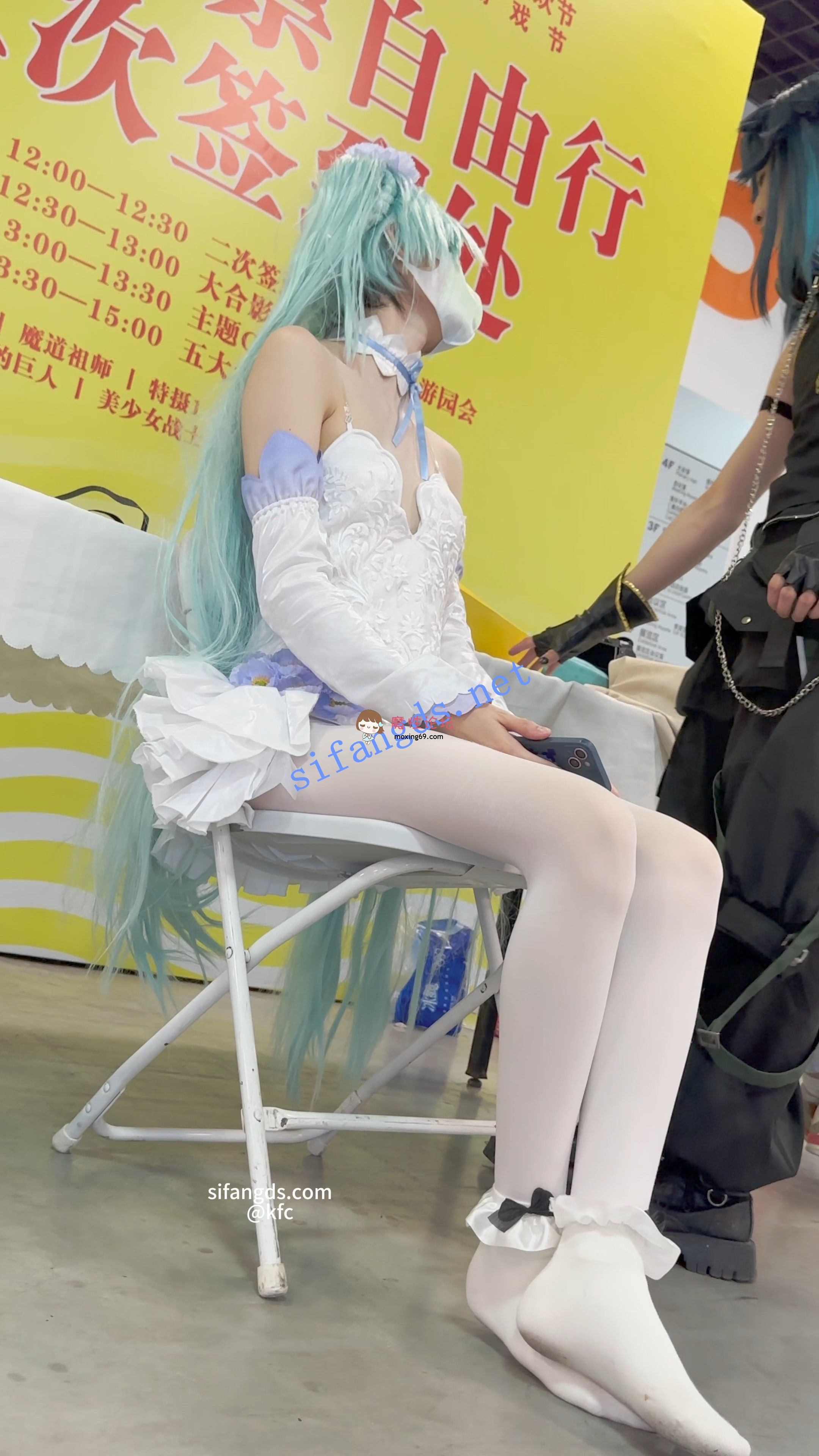 《KFC》抹胸死库水COSER跳起鸡你太美，白丝夹紧沟里的内内《1v/1.1G/百度云》 [-]