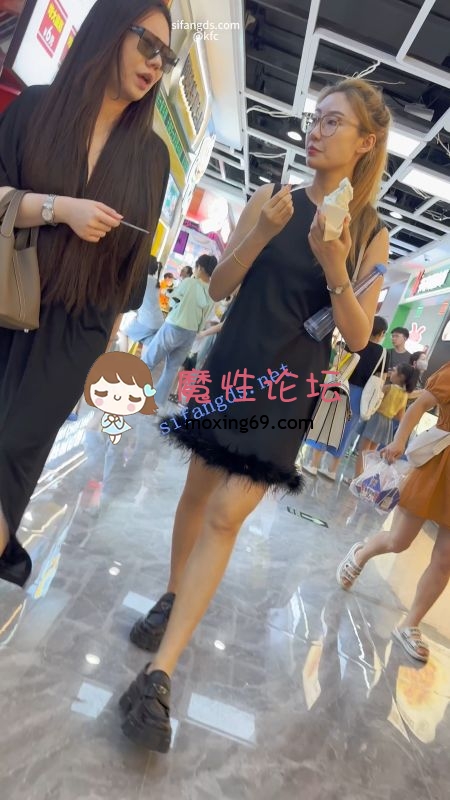 《KFC》长裙眼镜妹和闺蜜逛街买小吃。粉红色骚宅内前后CD [-]