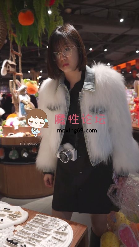 《KFC》刚做完丰唇的整容脸靓女。吊带长裙白色内逼处脏了 [几V多大-]