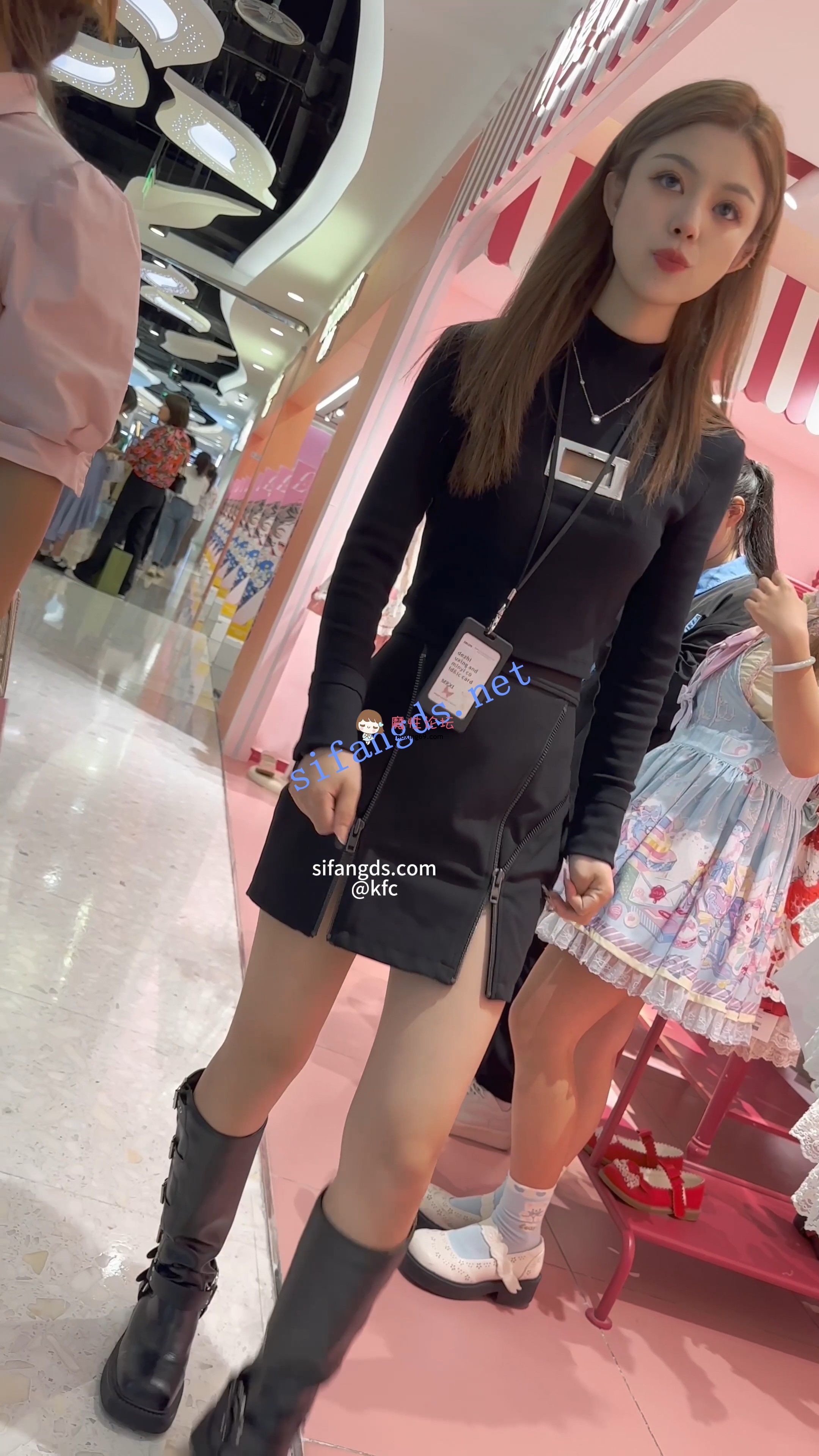 《KFC》服装店店员出来溜达聊天。长得挺漂亮。短裙超白内 [-]
